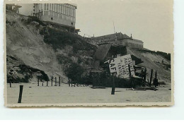 Carte Photo à Localiser - Bâtiment écroulé Sur Une Plage - Cabines, Maillots De Bains, Tentes ... - Da Identificare