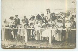 Carte Photo à Localiser - Groupe De Personnes Sur Un Ponton Au Bord De La Mer - Te Identificeren