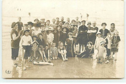 Carte Photo à Localiser - Groupe Sur Une Plage, Les Pieds Dans L'eau - Da Identificare