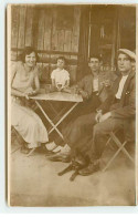 Carte Photo à Identifier - Deux Hommes, Une Femme Et Un Enfant Attablés, Et Buvant - Te Identificeren