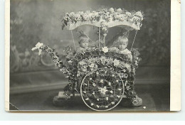 Carte Photo - Deux Enfants Dans Un Landau Fleuri - Fête Des Fleurs, Jersey ? - Zu Identifizieren