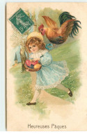 Carte Gaufrée - Heureuses Pâques - Coq Pourchassant Une Fillette Portant Des Oeufs - Pâques