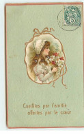 Carte Gaufrée - Cueillies Par L'Amitié Offertes Par Le Coeur - Jeune Fille Avec Des Fleurs Champêtres Dans Un Médaillon - Other & Unclassified