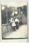 A Localiser - Carte-Photo - Famille Devant La Porte D'une Maison - Zu Identifizieren