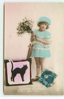 Enfants - Bonne Année - Fillette Avec Un Bouquet De Gui, Près D'un Coussin Avec Un Chat Noir - Taferelen En Landschappen