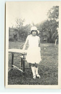 Carte Photo - MARTINIQUE - Une Jeune Fille Près D'une Table Dans Un Jardin - Otros & Sin Clasificación