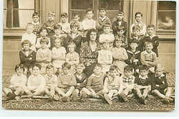 Carte Photo à Localiser - Photo D'une Classe D'enfants, Au Centre Leur Maitresse - Te Identificeren