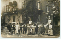 Carte Photo à Localiser - Groupe De Personnes Devant Une Belle Maison - Europe De L'Est - Te Identificeren