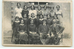 Carte Photo à Localiser - Groupe D'hommes Et De Jeunes Femmes Devant Une Maison - Te Identificeren