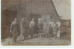 Carte Photo à Localiser - Militaires Près D'un Cheval, Maréchal-ferrant - Andere & Zonder Classificatie