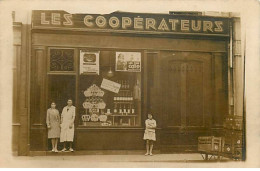 Carte Photo - Femmes Et Fillette Devant Le Commerce Les Coopérateurs - Winkels