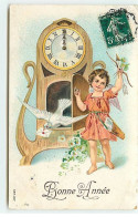 Carte Gaufrée - Bonne Année - Cupidon Près D'une Pendule D'où Sort Une Colombe - New Year