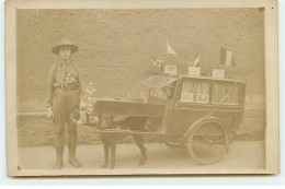 Célébrités - Globe Trotter - Homme Près De Sa Voiture à Chien - Attelage - Scoutisme - Andere & Zonder Classificatie