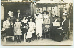 Carte Photo à Localiser - Groupe Devant Des Cabines De Plage - A Identificar