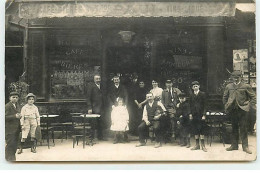 Carte Photo - PARIS - Groupe De Personnes Devant Le Café Maison Paul - Pubs, Hotels, Restaurants