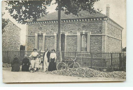 Carte Photo à Localiser - Personnes Devant Une Maison, Et Près D'un Vélo - Te Identificeren