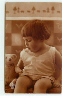 Fillette Regardant Un Ours En Peluche (Teddy Bear) - Portraits