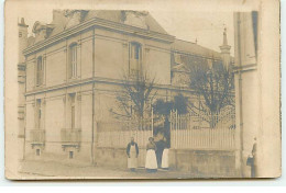 Carte Photo à Localiser - Un Homme Et Deux Femmes Au Portail D'une Grande Maison - A Identifier