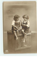 Enfants - Deux Enfants Assis Sur Une Caisse En Bois, Regardant Un Long Cigare - Scene & Paesaggi