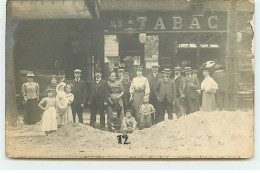 Carte Photo - PARIS - Groupe De Personnes Devant Un Tabac - Cafés, Hotels, Restaurants