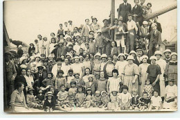 Carte Photo - BERCK - Groupe De Personnes Sur Un Bateau Sur Une Plage - Berck