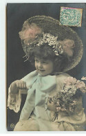 Enfant - Fillette Avec Des Fleurs Et Portant Un Chapeau Fleuri - Portretten