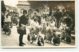 Carte Photo à Localiser - Défilé De Carnaval, Les Enfants En Pierrot Sur Des Vélos Fleuris - Postes Et Télégraphes - Zu Identifizieren