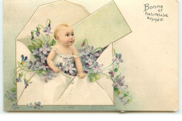 Carte Gaufrée - Bonne Et Heureuse Année - Bébé Sortant D'une Enveloppe Avec Des Violettes - New Year