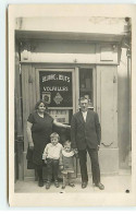 Carte Photo à Localiser - Un Couple Et Leurs Enfants Devant Un Commerce Vendant Du Beurre, Des Oeufs Et De La Volailles - Winkels