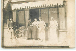 Carte Photo à Localiser - Hommes Et Femmes Devant Une Boulangerie - Son & Reprein - Tiendas