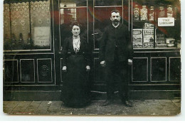 Carte Photo à Localiser - Couple Devant Un Commerce Vendant Du Thé Lombart - Geschäfte