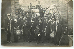 Carte Photo à Localiser - Jeunes Conscrits Classe 1913, Avec Des Jeunes Femmes - Te Identificeren