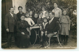 Carte Photo à Localiser - Une Famille Dans Un Jardin - A Identificar