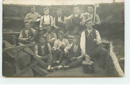 Carte Photo à Localiser - Groupe De Militaires Avec Des Outils, Une Hache, Une Pelle ... - A Identifier