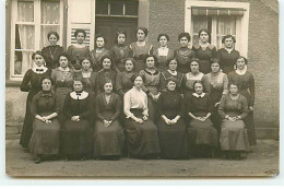 Carte Photo à Localiser - Groupe De Jeunes Femmes Posant Devant Une Maison - A Identifier