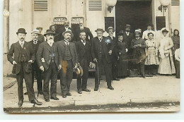 Carte Photo - VICHY - Groupe De Personnes Devant L'Hôtel Richelieu - Vichy