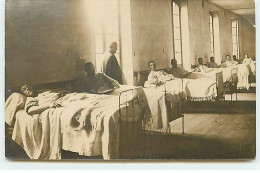 Carte Photo Cot - LIMOGES - Salle Avec Des Hommes Allités - Limoges