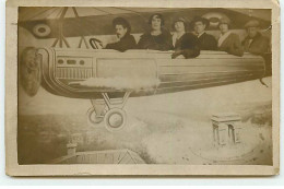 Carte Photo - Personnes Dans Un Avion Au-dessus De L'Arc De Triomphe - Surréalisme - Fotografía