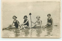 Carte Photo - SAINT-SERVAN - Colonie De Vacances - Fillettes Assises Dans L'eau - Saint Servan