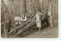 Carte Photo - Hommes Près De Fagots De Bois - Andere & Zonder Classificatie