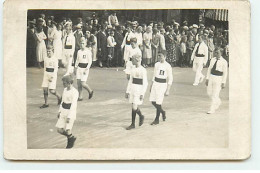 Carte Photo - Pays-Bas - Défilé Des Jeunes Gens En Tenue De Sport - Autres & Non Classés