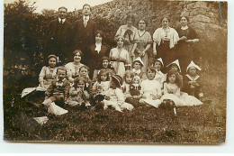 Carte Photo à Localiser - Groupe D'enfants Et De Jeunes Gens, Les Enfants Portant Des Chapeaux En Papier - A Identificar