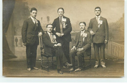 Carte Photo - Groupe De Conscrits, Certains Fumant - Andere & Zonder Classificatie