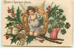 Carte Gaufrée - Bonne Et Heureuse Année - Ange Sous Un Fer à Cheval, Des Sacs De Pièces D'or, Trèfles, Branches De Houx - New Year