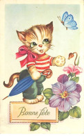 Bonne Fête - Chaton Habillé Près D'une Fleur Et Regardant Un Papillon - Cats