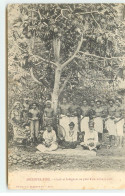 Archipel FIDJI - Chefs Et Indigènes Au Pied D'un Arbre à Pain - Fiji