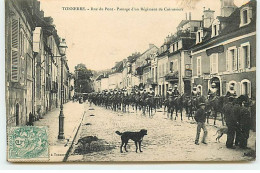 TONNERRE - Rue Du Pont - Passage D'un Régiment De Cuirassiers - Tonnerre