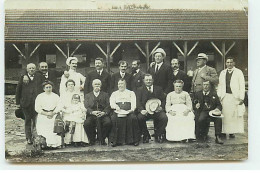 Carte Photo à Identifier - Groupe De Personnes Dans Une Cour, Dont Un Serveur Et Un Cuisinier - A Identifier