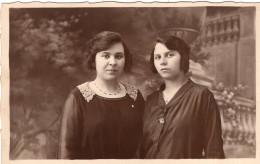 Carte Photo De Deux Jeune Femmes élégante Posant Dans Un Studio Photo - Personnes Anonymes