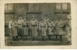 Carte Photo - Militaire - Militaires En Manteau Avec Leur Arme, Un Jour De Garde Signée Marcel Amblard - Regiments
